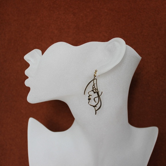 Unique Design//Minimalist Face Beauty Drop Earring - Picture 5 of 5